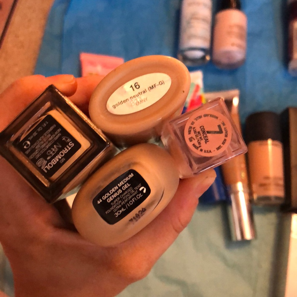 Unlisted Makeup Bundle Foundation/Primer/Powder - Picture 5 of 8